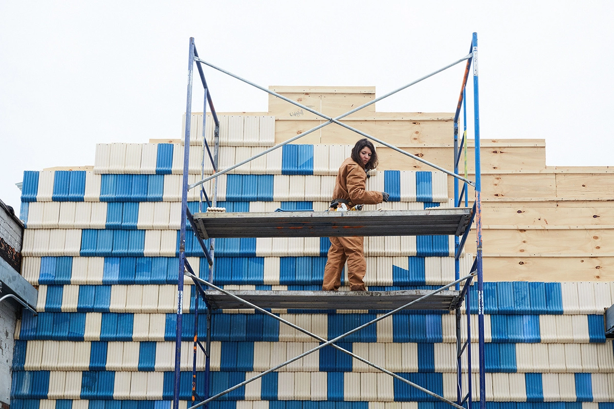imagen de la instalación con ceramica azul y blanca