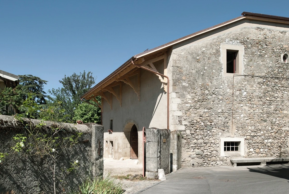 El ingenio de Charles Pictet convierte un establo suizo en un sorprendente estudio