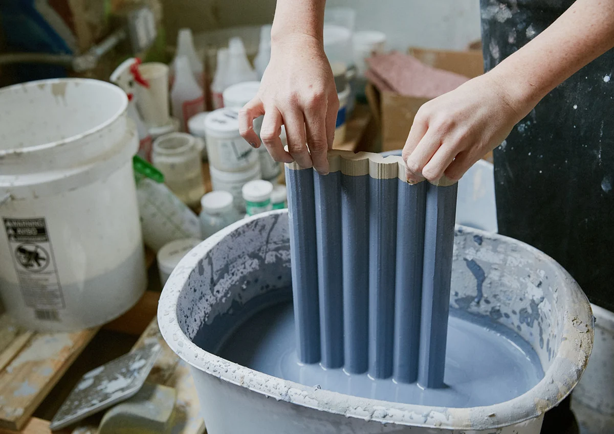 pintura en azul de las piezas de arcilla