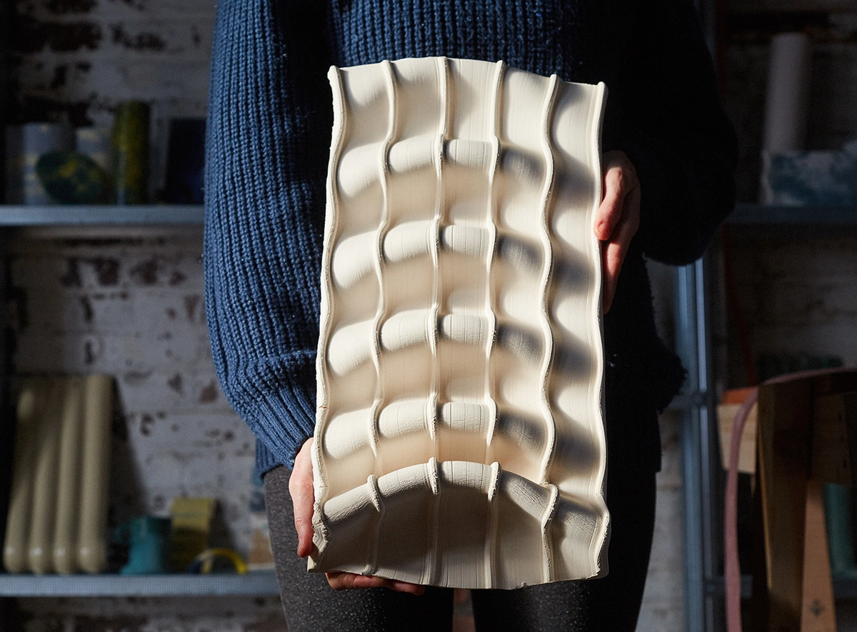 detalle de pieza hecha en arcilla por Assemble