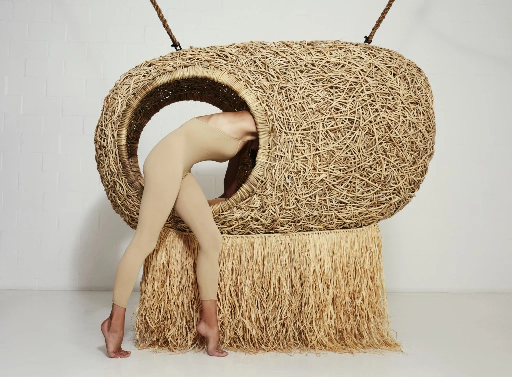 Porky Hefer teje refugios colgantes que estimulan nuestra imaginación