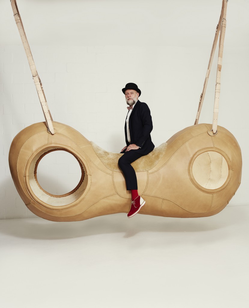 sofa colgante lúdico james brown realizado en piel