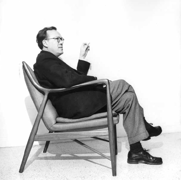 finn juhl sentado en la silla 45