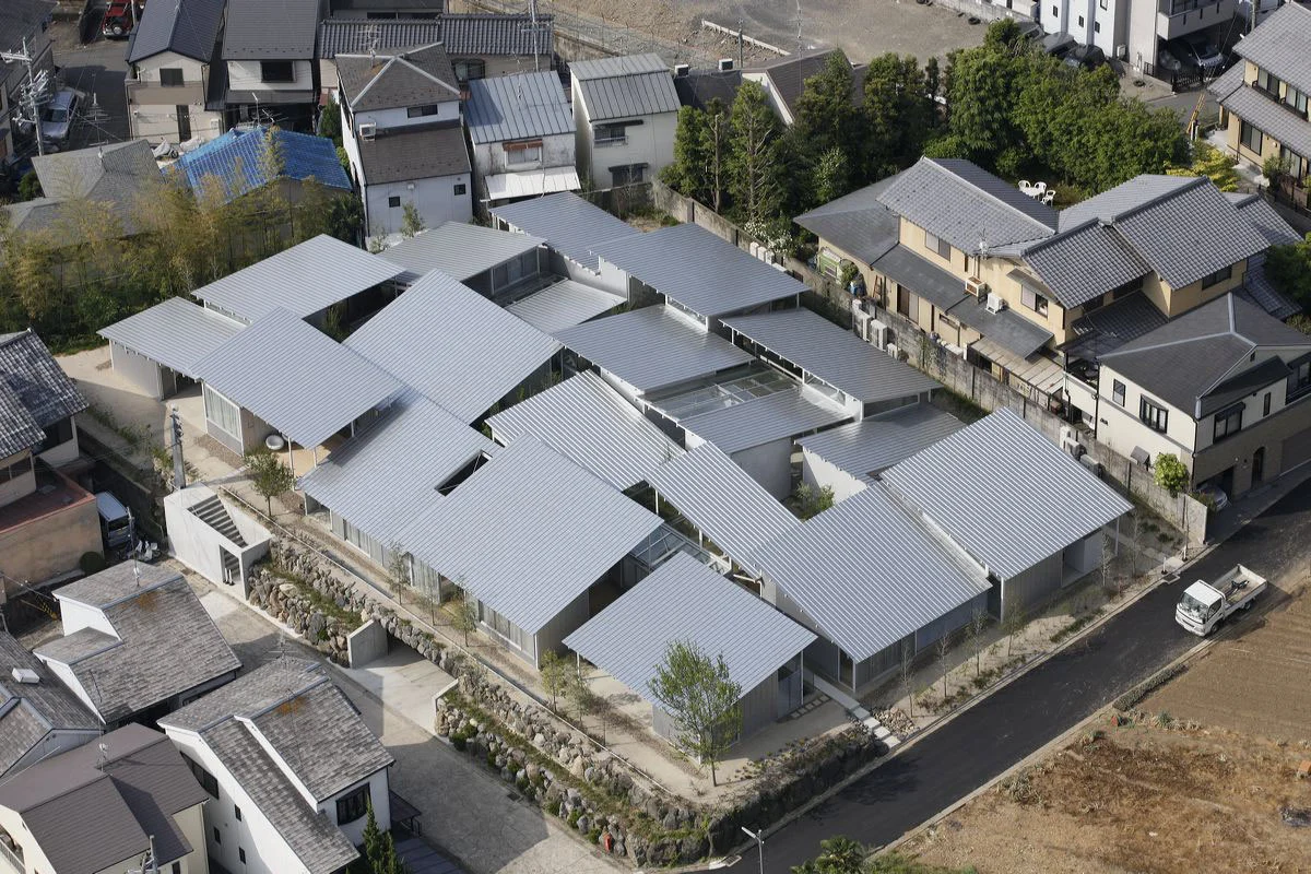 Nishinoyama House promueve los jardines interiores como zonas de integración urbana