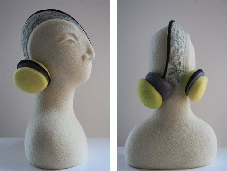 Esculturas realizadas con vellón de lana teñido con procesos artesanales