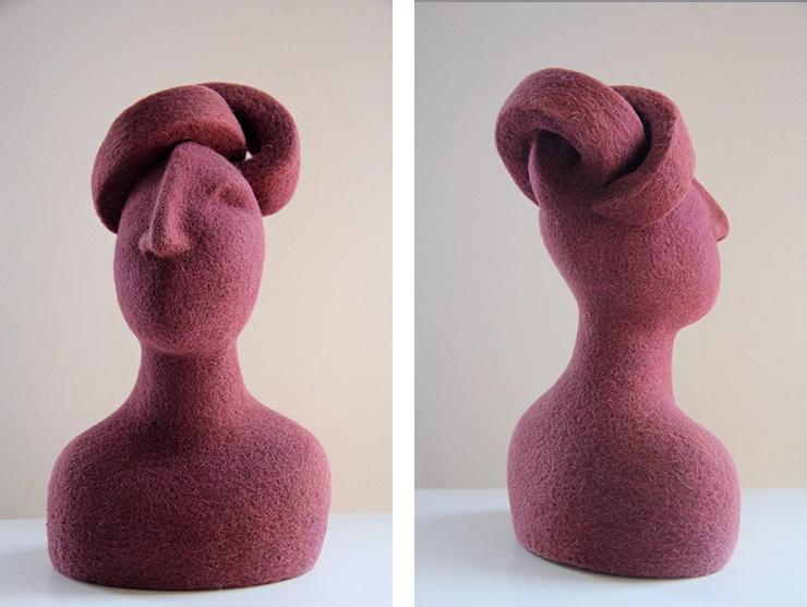 Escultura de lana de vellón teñida 