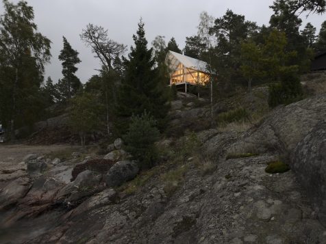 Una modesta cabaña sueca para dominar los acantilados de Viggsö