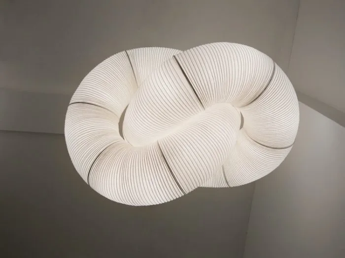 formas variadas de la lampara como circulos, ovalos