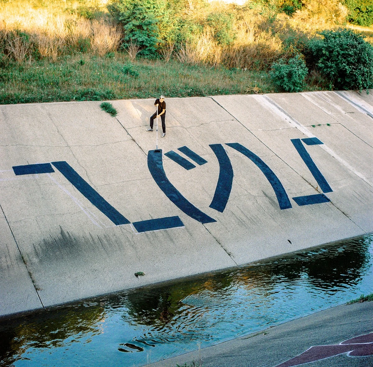 emoticonos pintados en el suelo