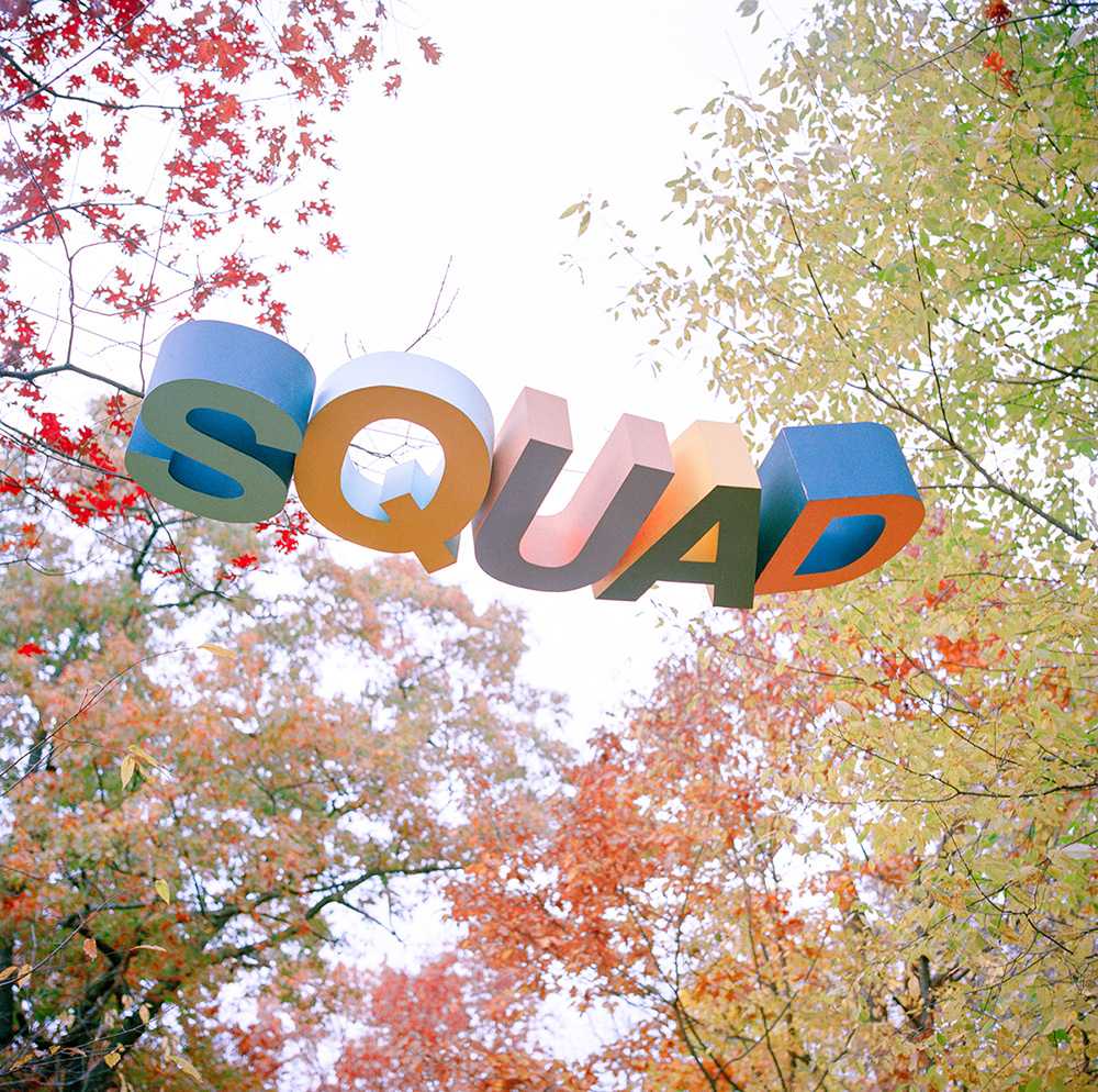 letras con colores brillantes suspendidas por cables