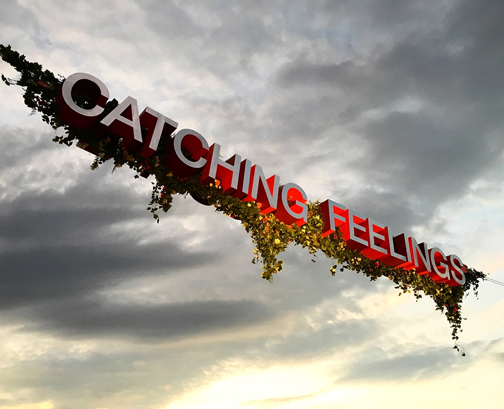 Instalacion de letras de gran tamaño suspendida por cables