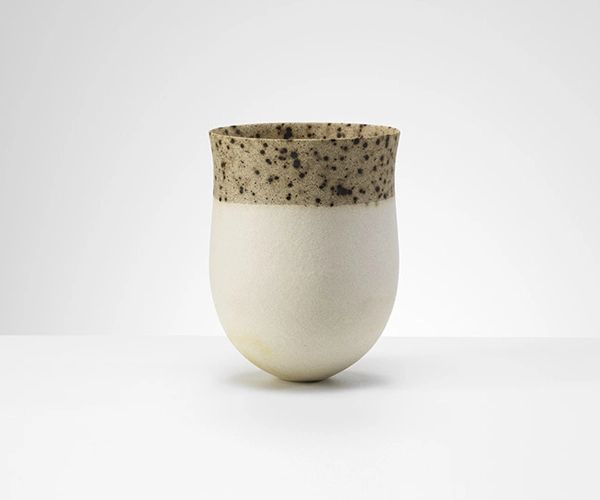 jarron de cerámica blanco y color tierra de jennifer lee