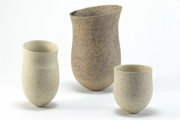 varios jarrones de cerámica de jennifer lee