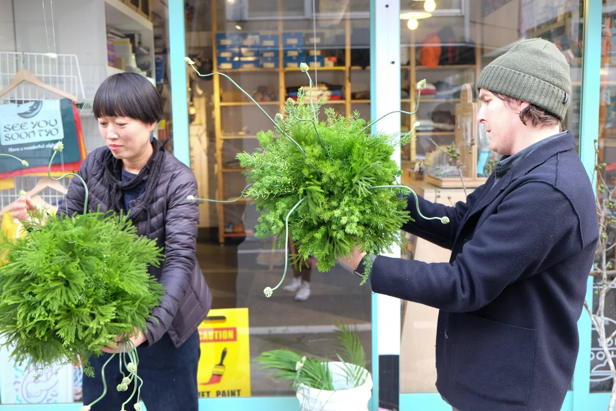 Wona Bae y Charlie Lawler