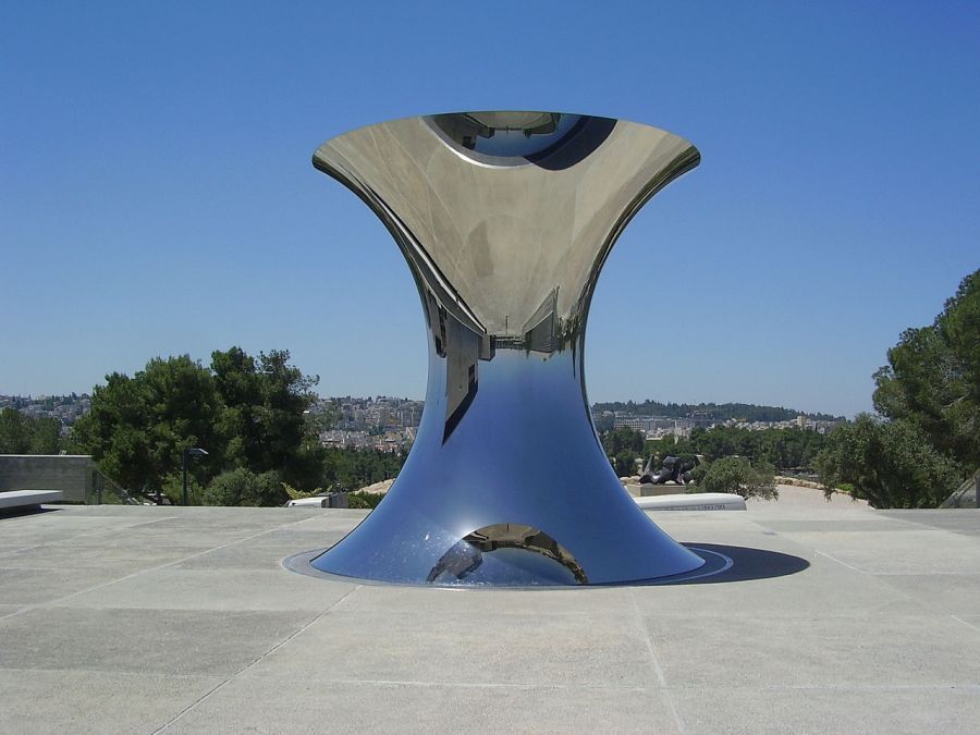 escultura en acero turning the world upside down