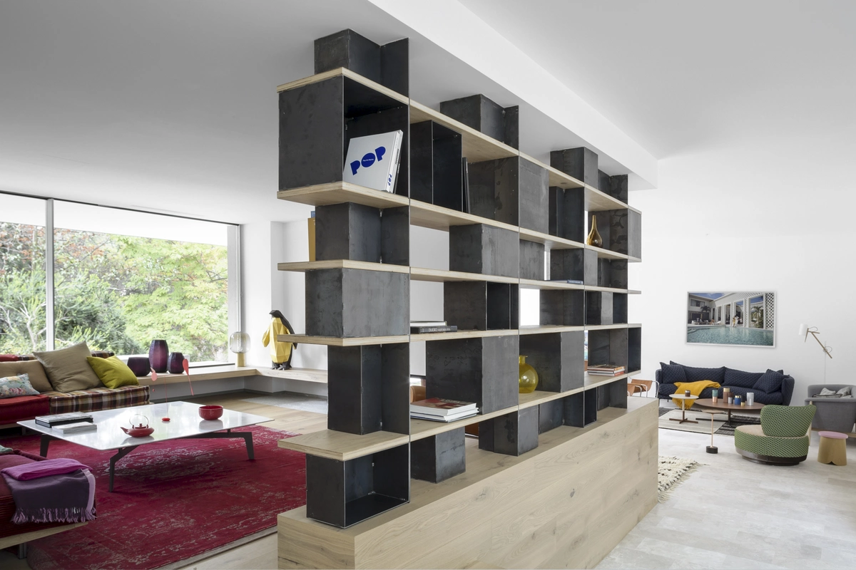 Proyecto de reforma estudio ÁBATON arquitectura. CasaL. Salón dos alturas con chimenea y estanteria pasante