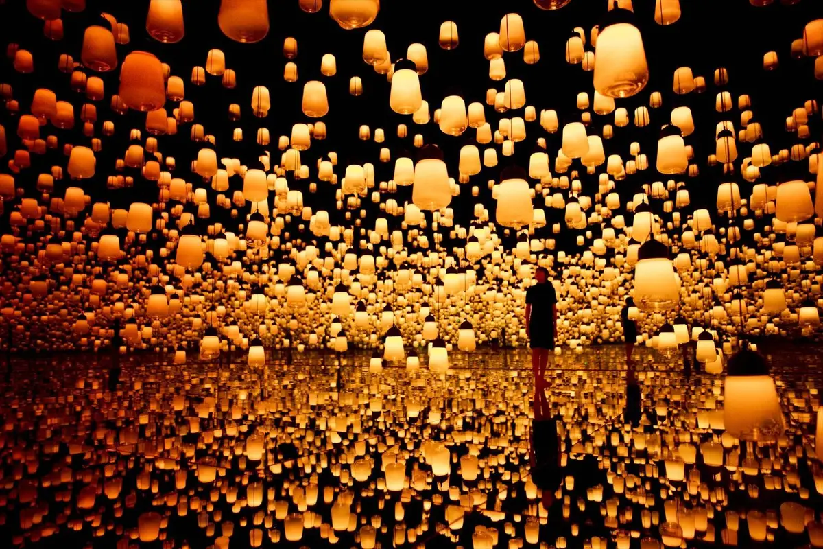 Bienvenidos a teamLab Borderless, un museo donde el arte digital te envuelve!