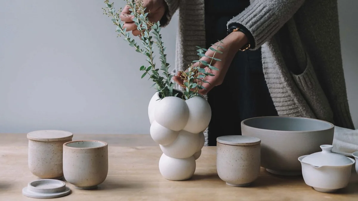 BIG recupera la estética de los castillos hinchables en su flamante jarrón SKUM