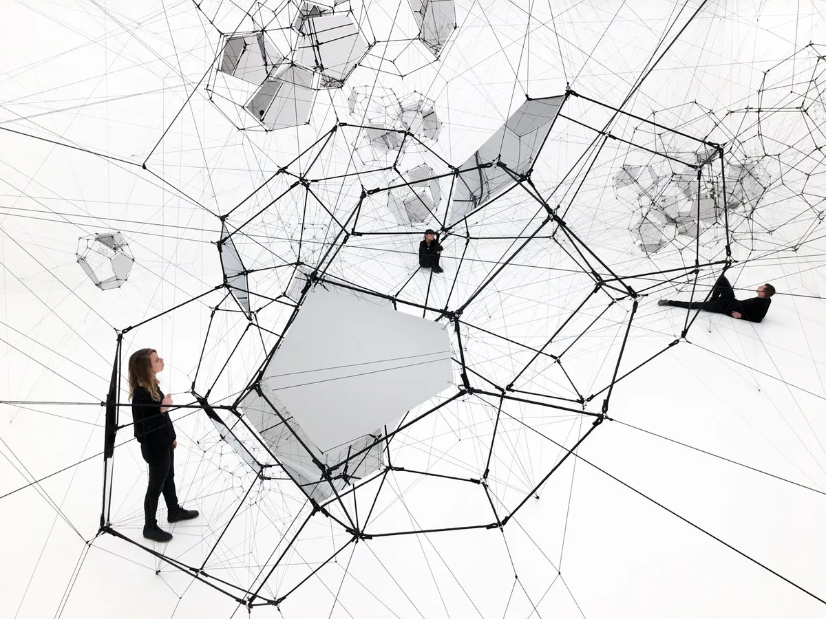 Stillness in Motion – Cloud Cities instalacion de tomas saraceno