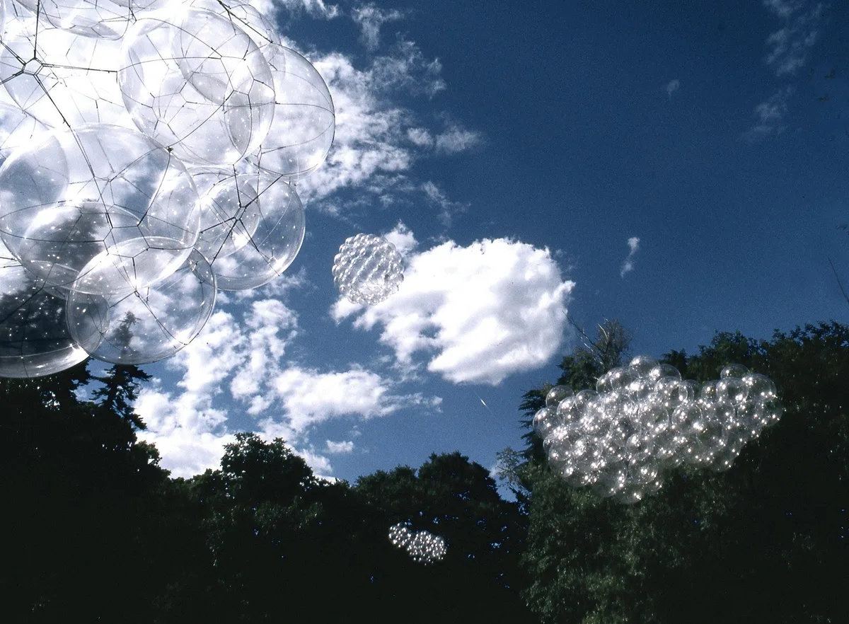 instalación flying garden de tomas saraceno