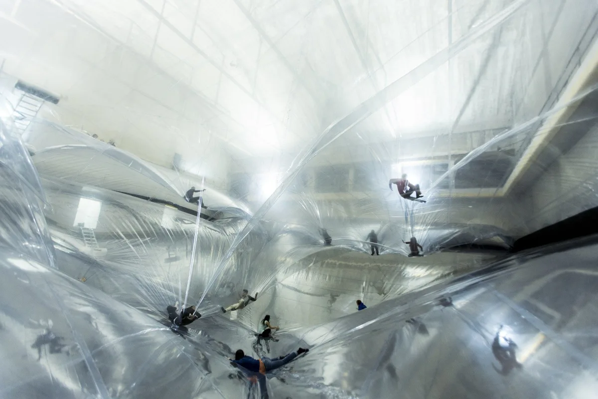instalación on space time foam de tomas saraceno