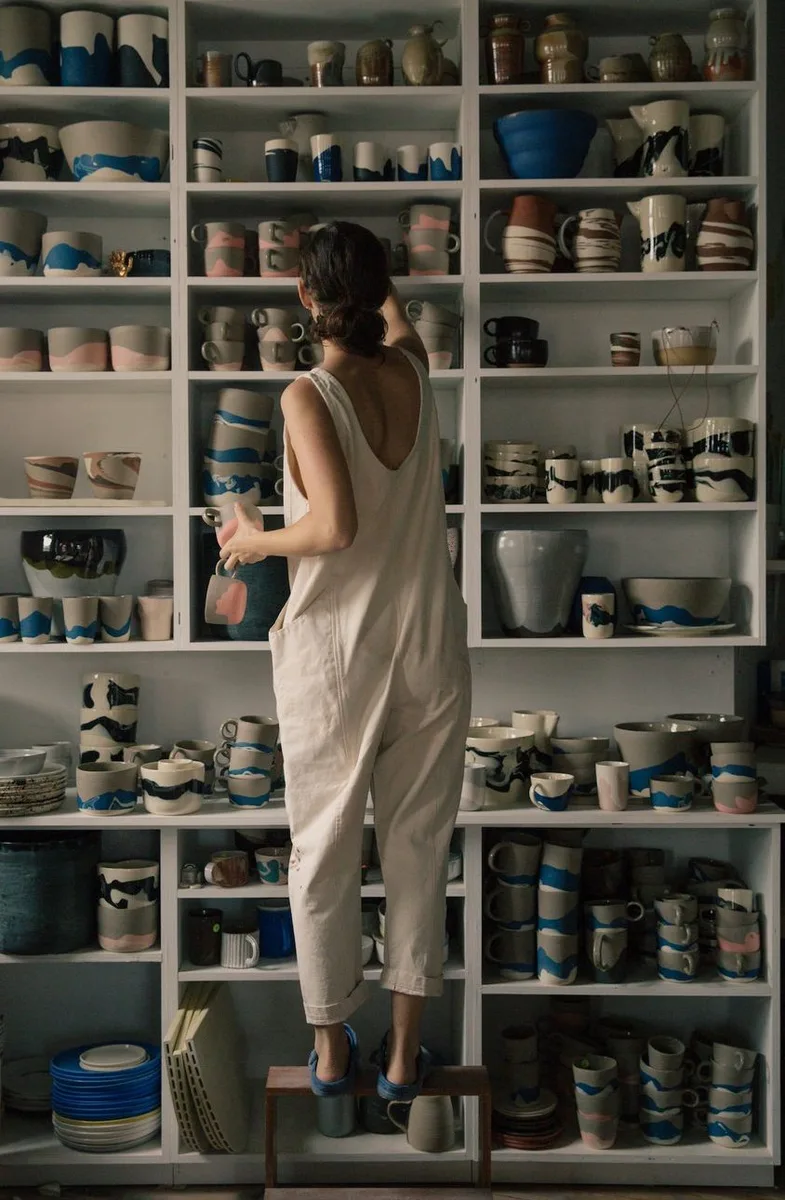 helen levi en su taller de nueva york