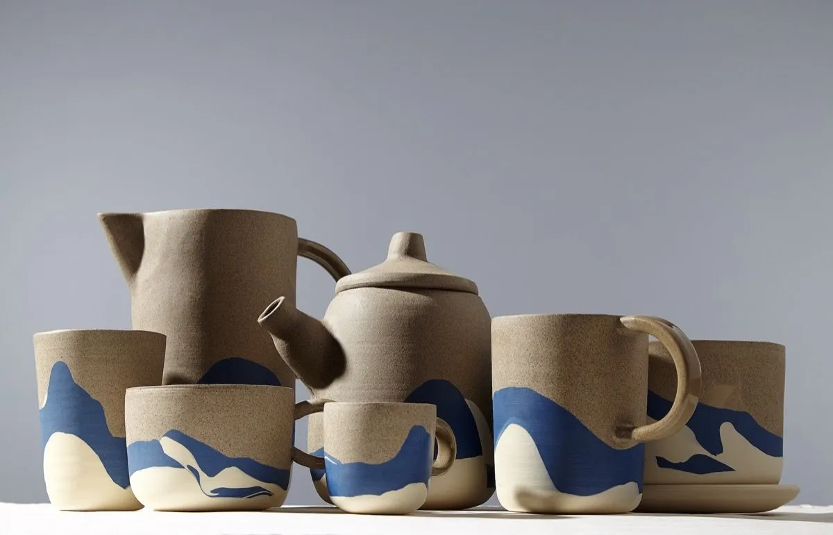 varias piezas de cerámica de helen levi