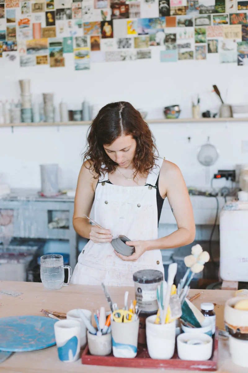 helen levi fabricando una taza