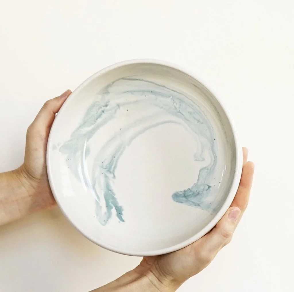 plato de cerámica oceano con remolino de helen levi