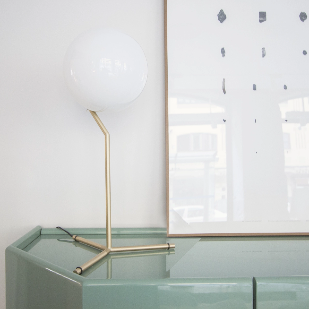 lampara itc1 high sobre aparador en batavia