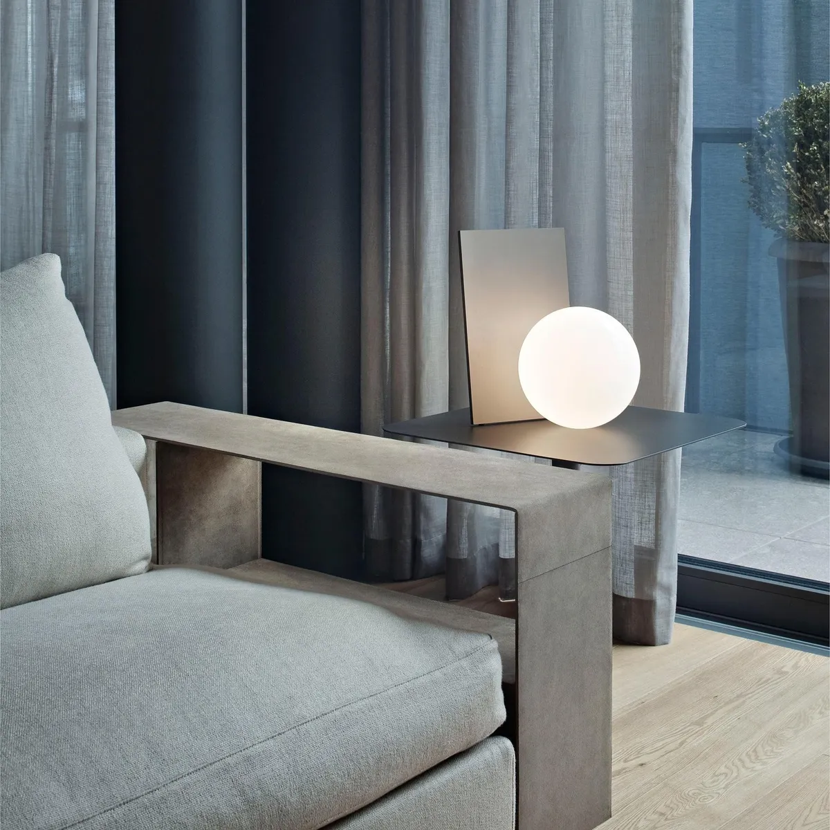 lampara de sobremesa extra T diseñada por michael anastassiades