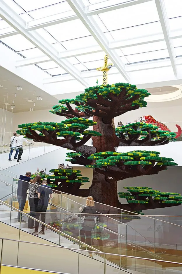 arbol de la creatividad de 15 metros de alto en lego house