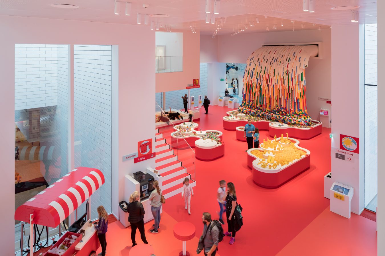 sala roja de lego house que fomenta la creación