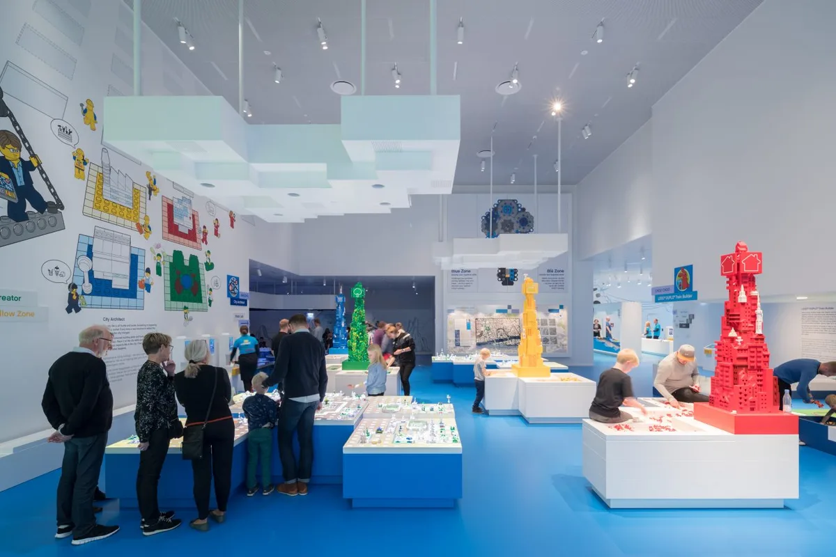 sala azul de lego house que aumenta las actividades cognitivas