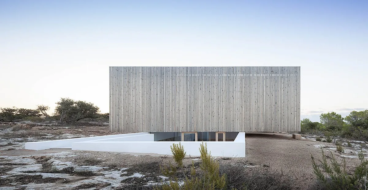 Bosc d’en Pep Ferrer surge de la roca como vigía contemporáneo de la costa de Formentera