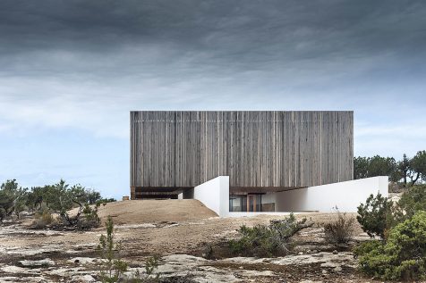 Bosc d’en Pep Ferrer surge de la roca como vigía contemporáneo de la costa de Formentera