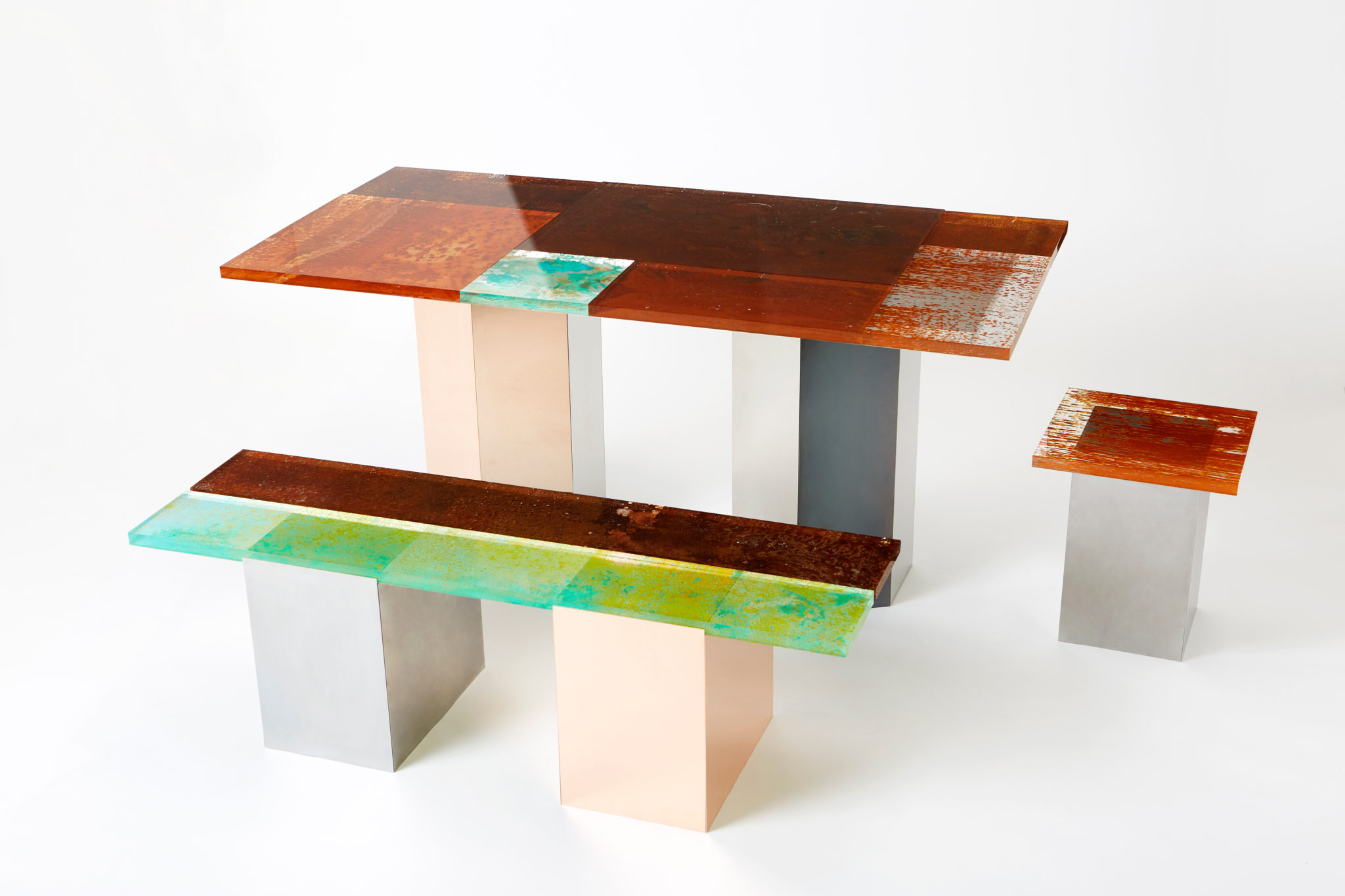 mesa y banco del proyecto Rust Harvest del japones Yuma Kano