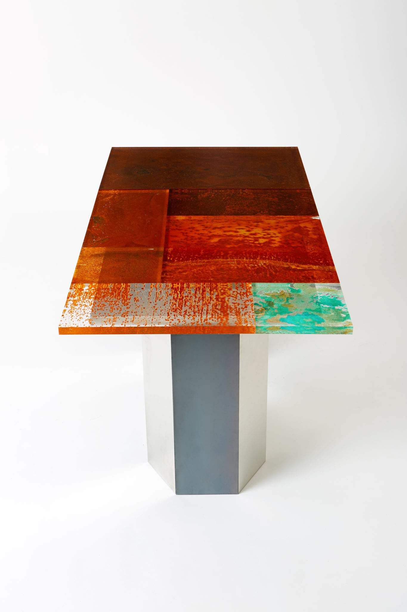 mesa de la colección Rust Harvest de Yuma Kano