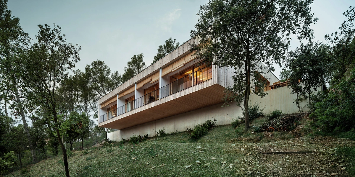 Casa LLP: arquitectura bioclimática en plena sierra de Collserola
