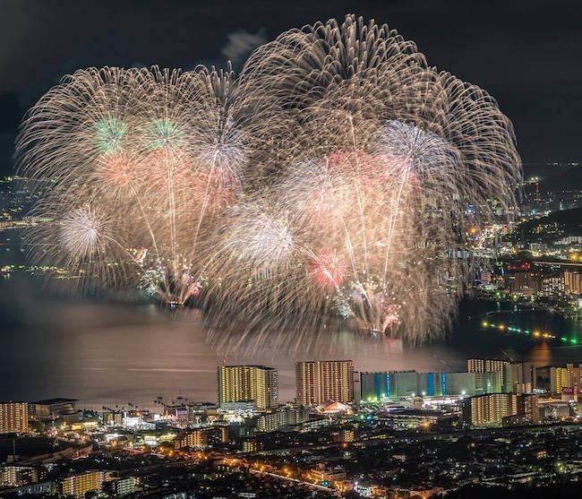 fotografia de keisuke de los fuegos artificiales de japon