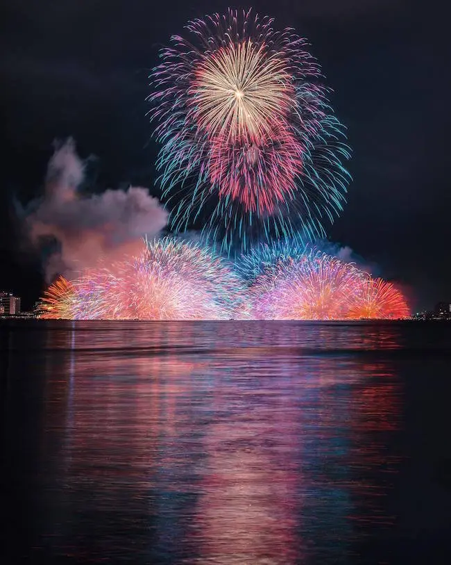 fotografia de keisuke de los fuegos artificiales de japon