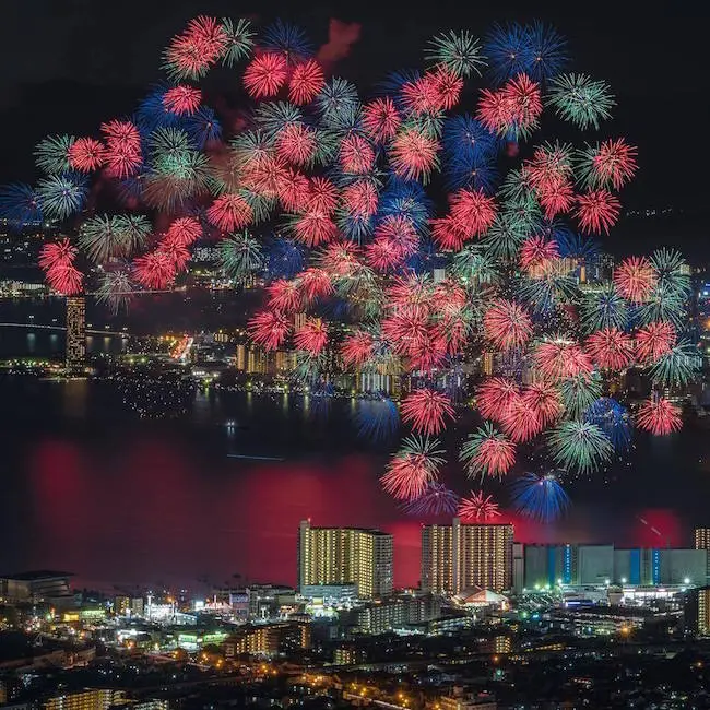 imagenes superpuestas de los fuegos artificiales