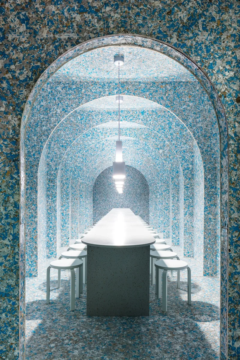 detalle de la largísima mesa y los arcos de medio punto