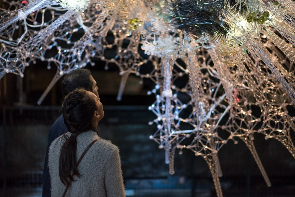 visitantes de la instalacion astrocyte interactuando con ella