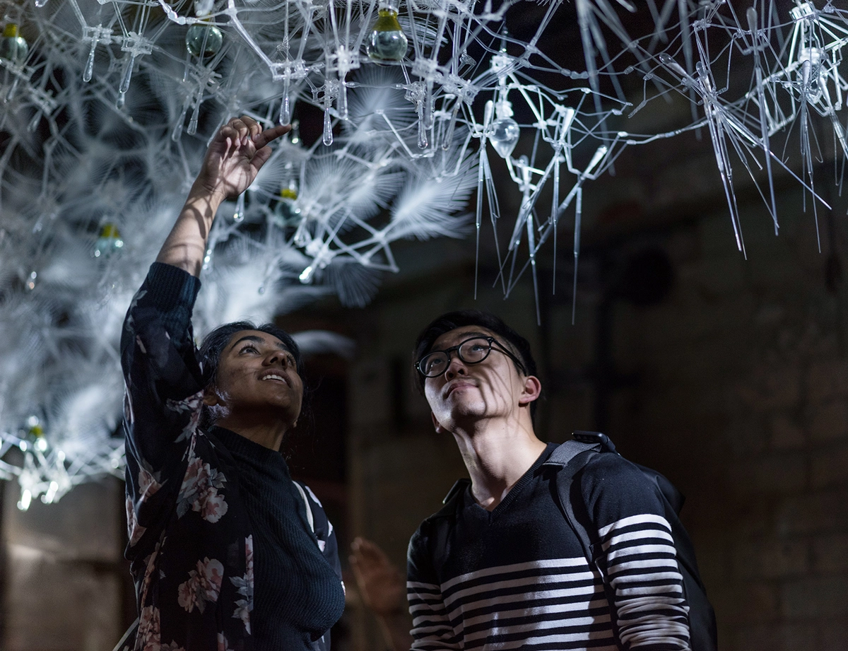 visitantes de la instalación interactuando con ella