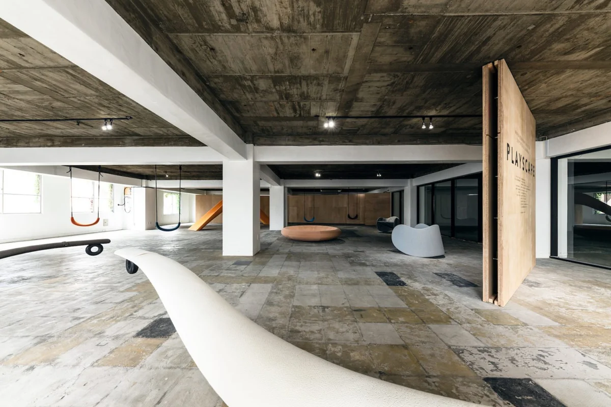 «Playscape» patio de juegos con elementos sobredimensionados. 