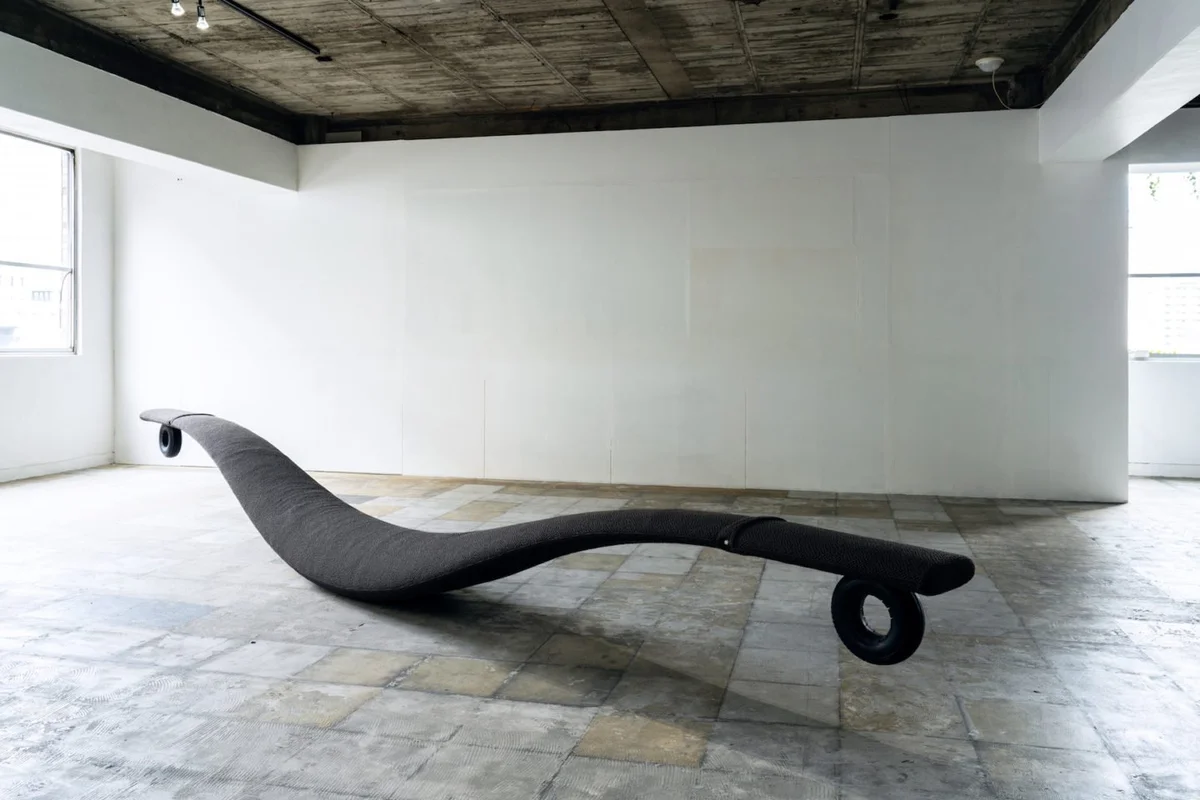 balancin negro diseñado por mikiya kobayashi