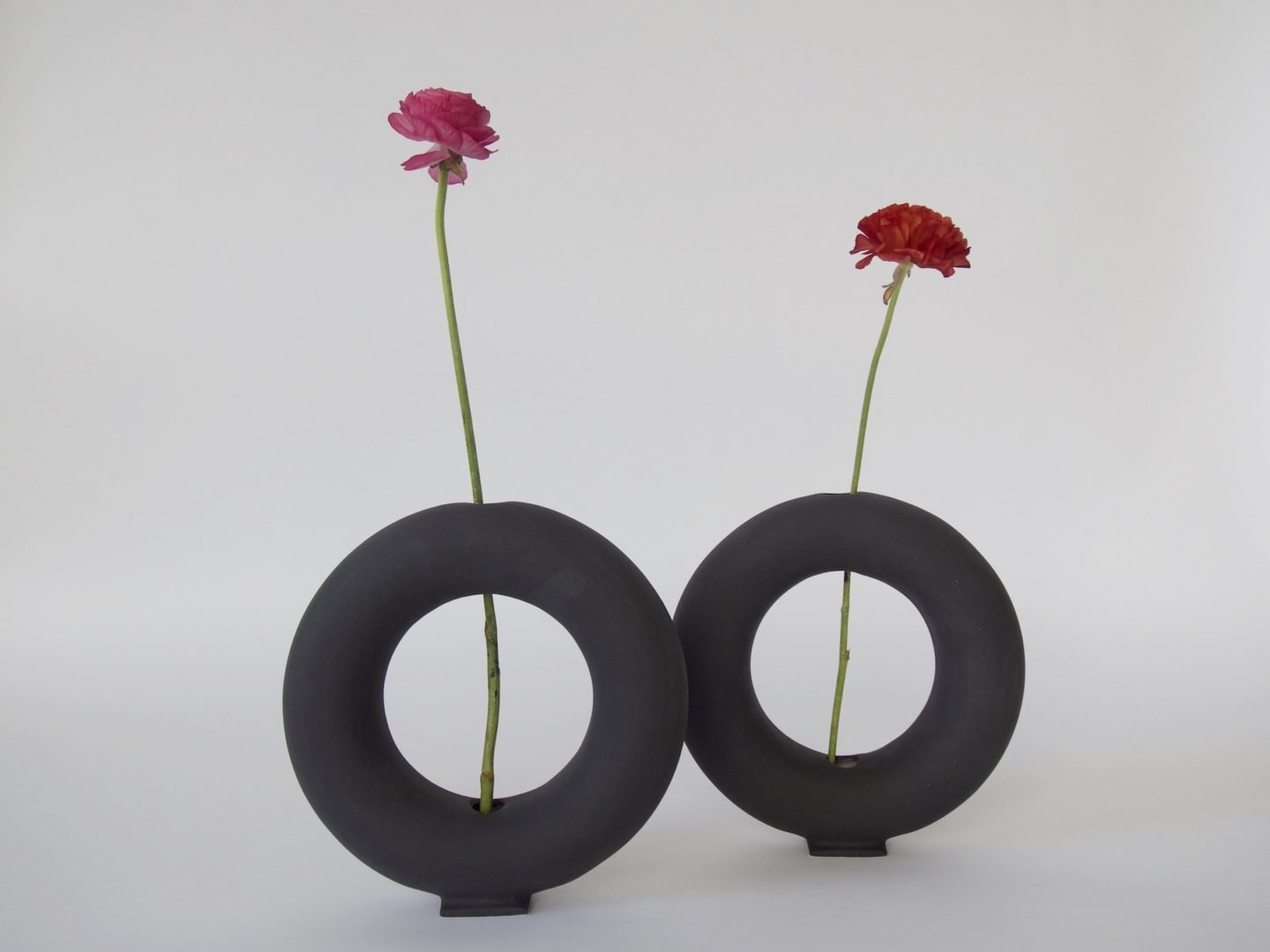 jarrones en negro antracita diseñados por valeria vasi