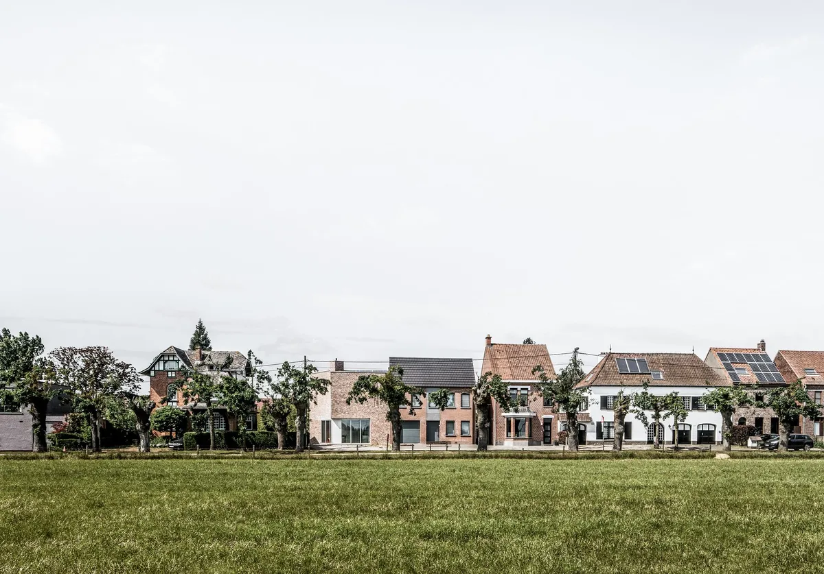 Graux & Baeyens Architecten huyen de la monotonía en su House L-C