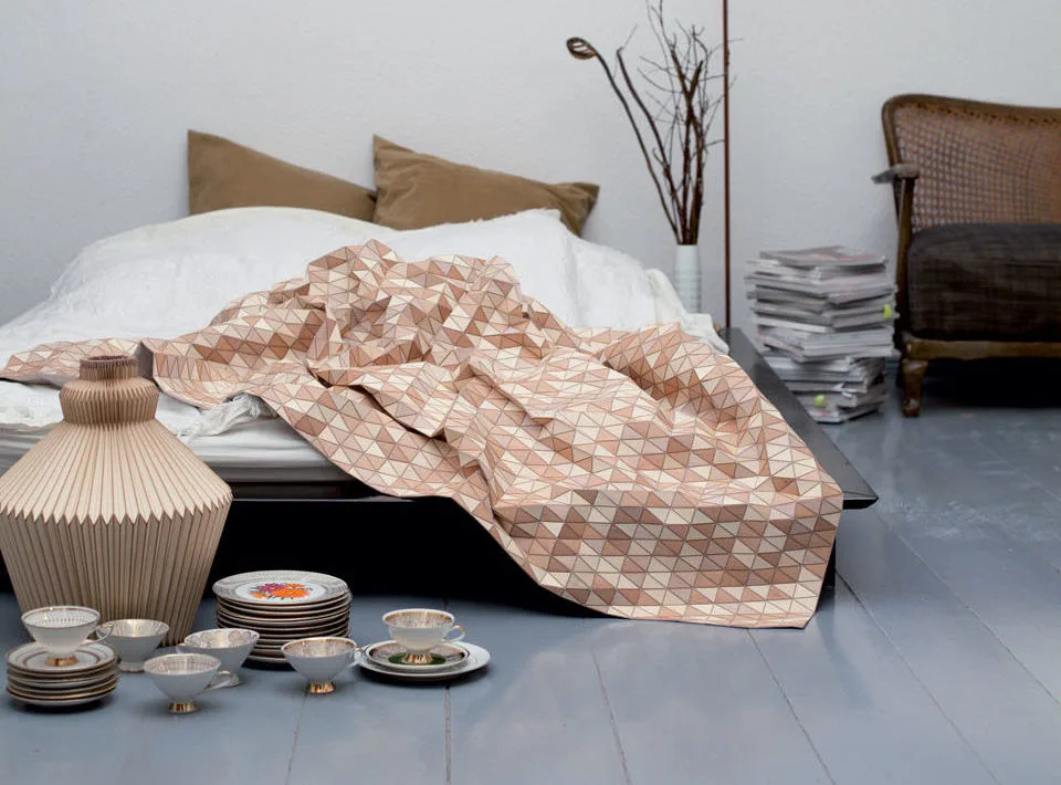 manta de madera en tonos marrones creada por Elisa Strozyk